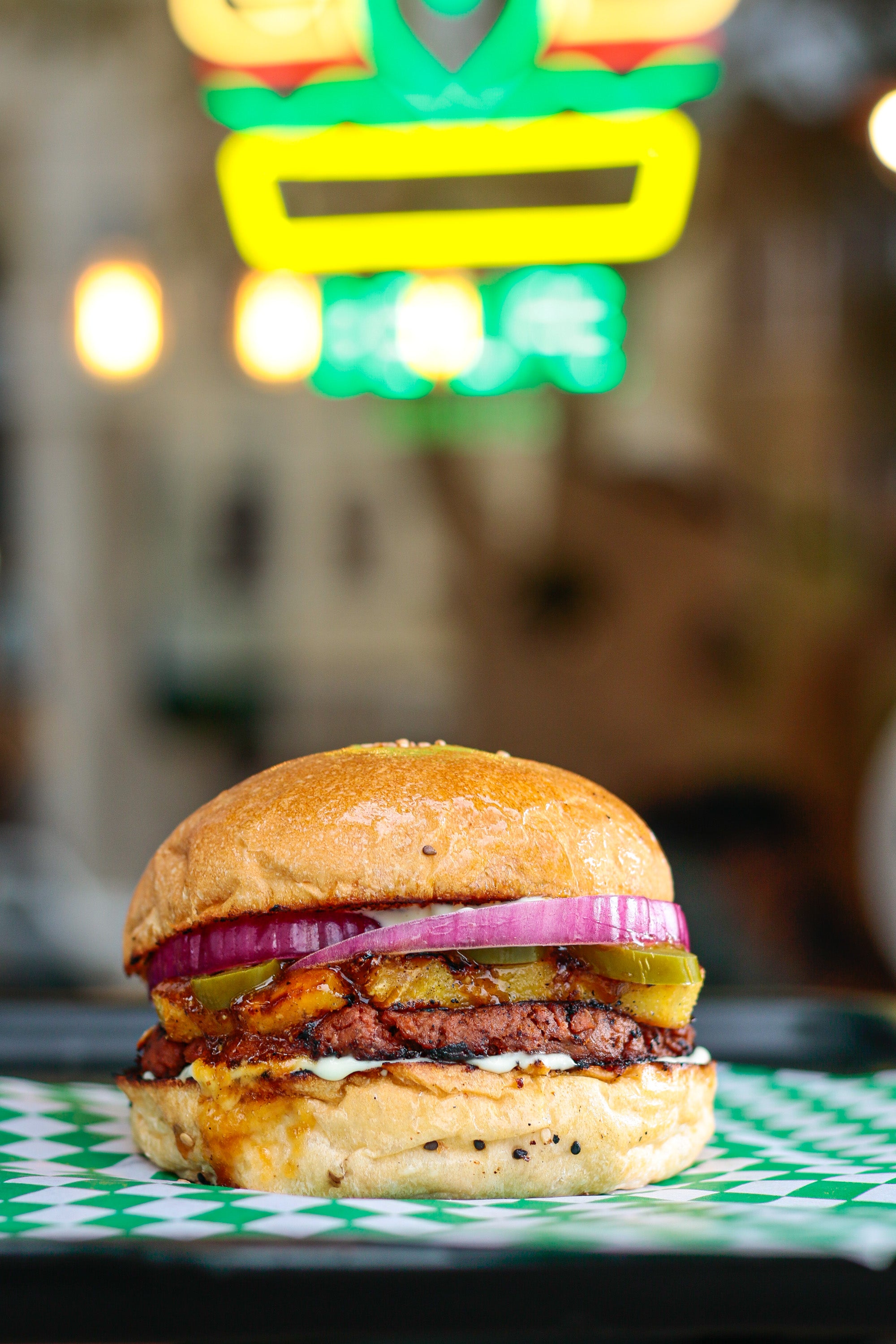 Medallón Better Balance macerado en nuestra salsa teriyaki oriental de la casa,
con piña natural a la plancha y jalapeños para un contraste perfecto